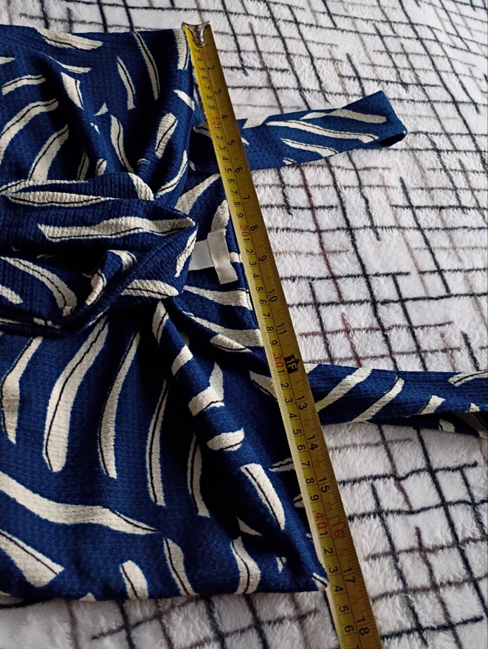 H&M Navy Patterned Scarf Front Crop Top Size Large NWOT - Picture 5 of 6